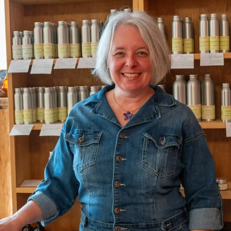Femme souriante portant un ensemble en jean