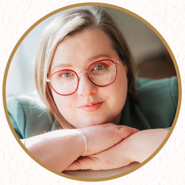 Femme souriante portant un chapeau rouge à pois et des lunettes, cheveux au vent. Laure Barbantan