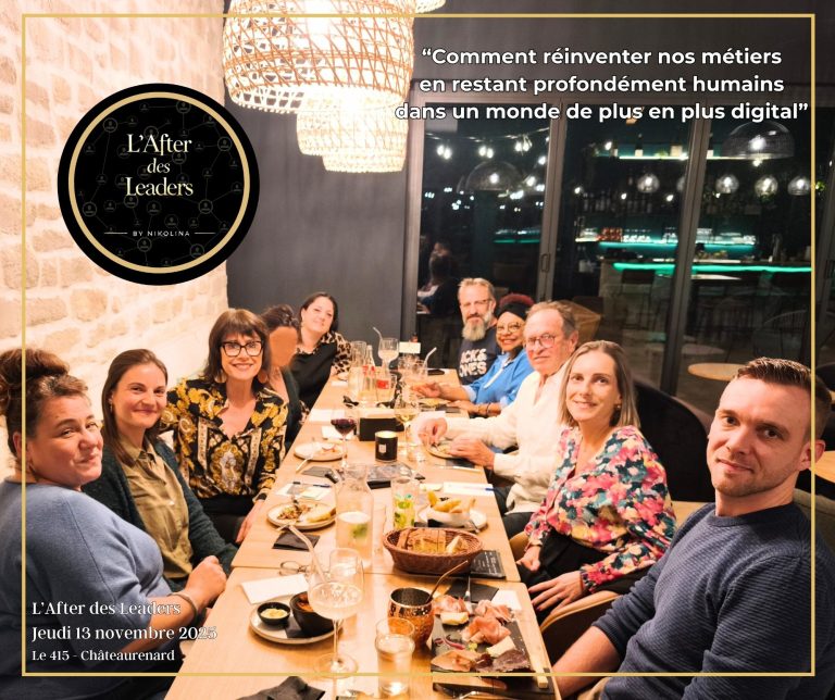 Afterwork avec convives souriants autour d'une table élégamment dressée.