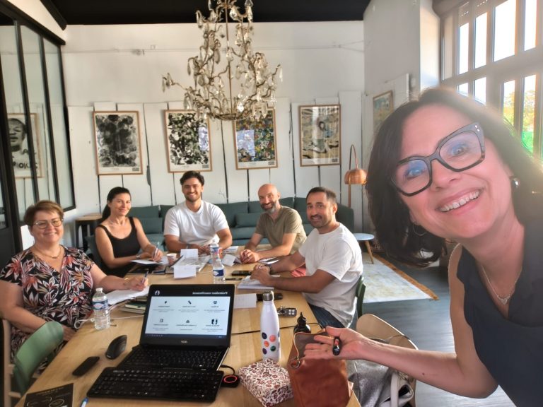 Équipe réunie autour d'une table en formation chez Blachère illumination