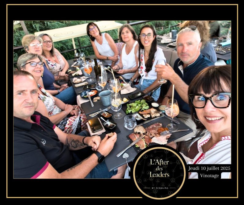 L'After des Leaders by Nikolina du 3 avril 2025 à Avignon sur le Vinotage bar à vin Groupe de gens souriants autour d'une table, dégustant des plats et des boissons.