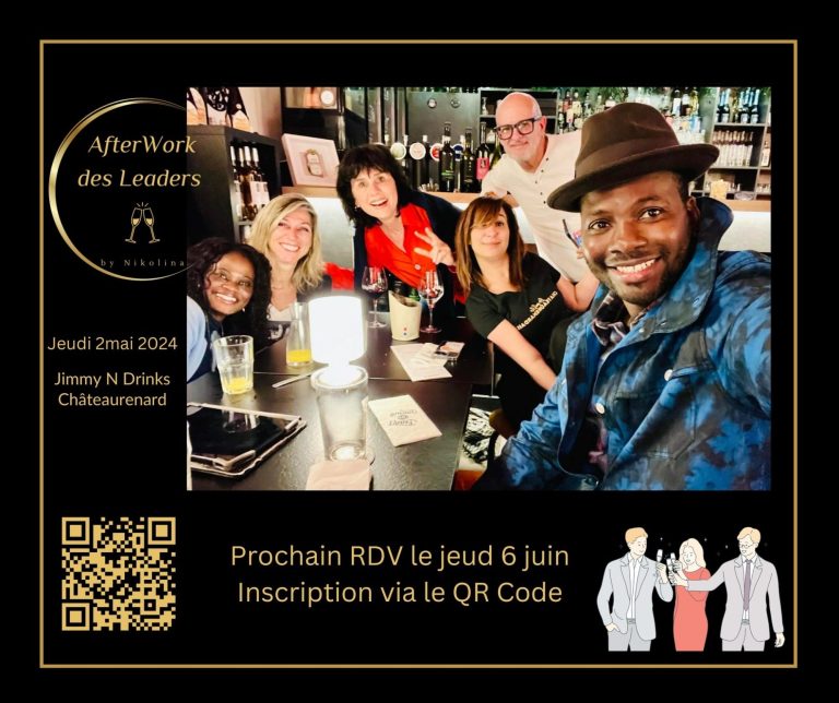Groupe de personnes souriant autour d'une table dans un café, avec des boissons.