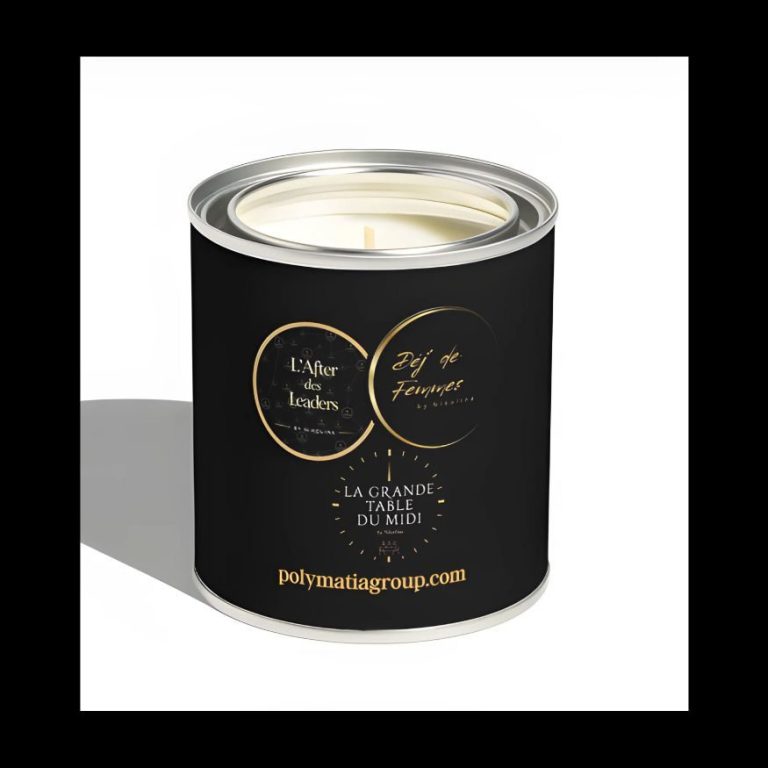 Bougie parfumée by Nikolina Bougie parfumée dans un contenant noir avec logo doré des évènements by Nikolina