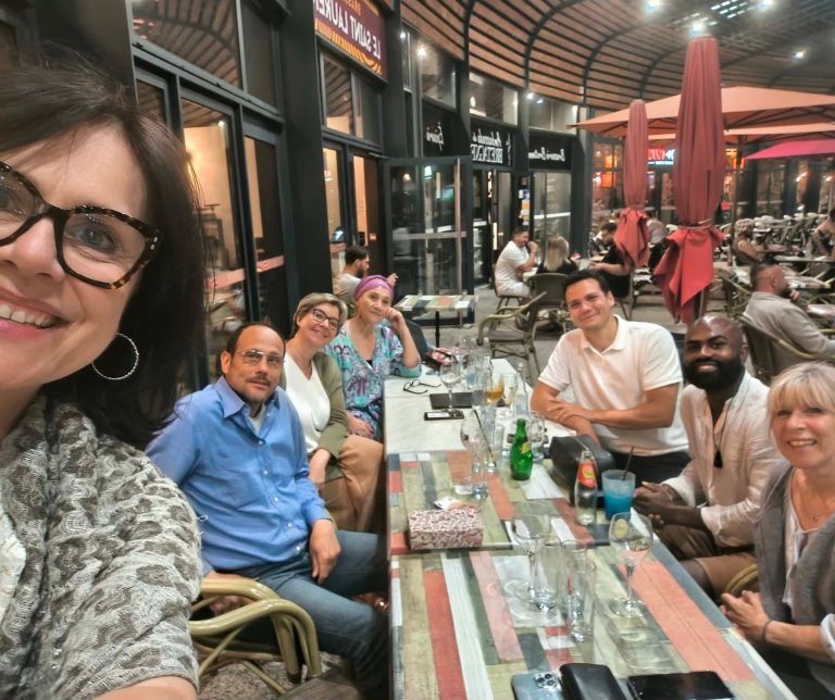 Entrepreneurs du Vaucluse 21mai 2026 au Pontet Bar St Laurent Groupe de personnes souriantes assises autour d'une table dans un restaurant.