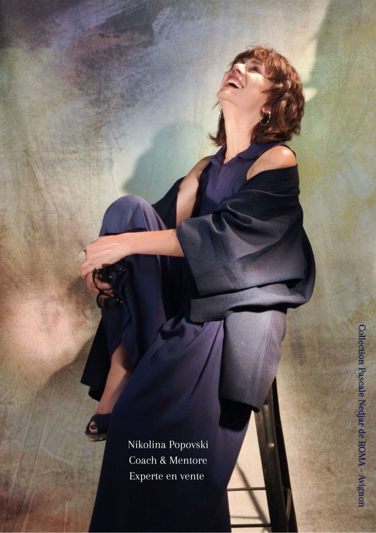 Nikolina Popovski Coach experte en vente ,  vêtue d'une robe élégante, assise sur une chaise pour collection Pascale Nedjar de ROMA