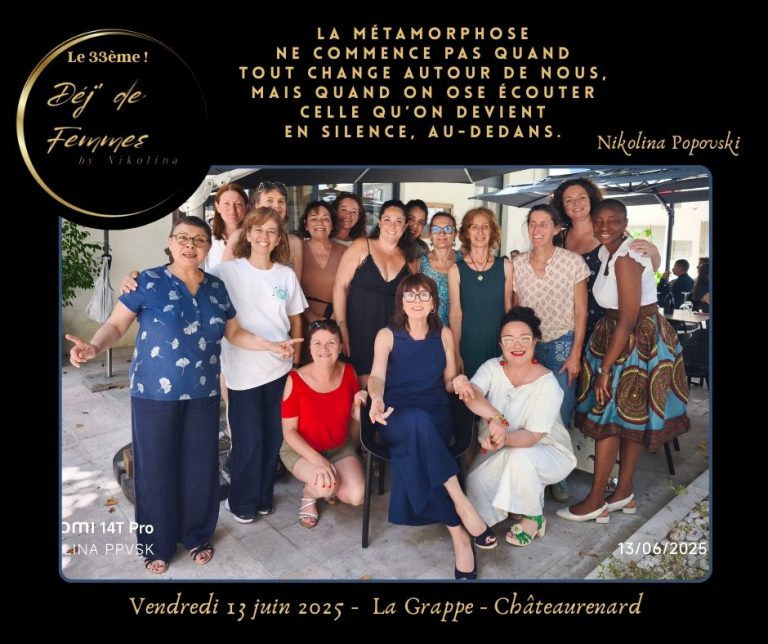 Groupe de femmes souriant, réunies lors d'un événement festif en extérieur.