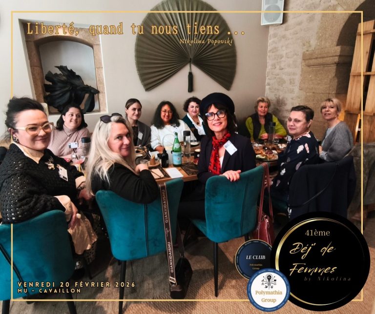 Groupe de femmes au restaurant pendant le Déj de Femmes, souriantes autour d'une table, partageant un moment convivial.