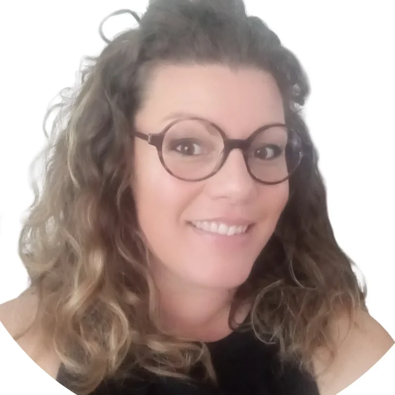 Femme souriante avec des lunette et des cheveux bouclés longs
