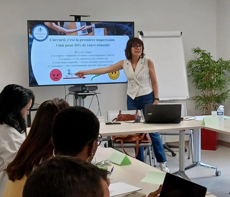 Nikolina Popovski animant une formation devant un groupe.