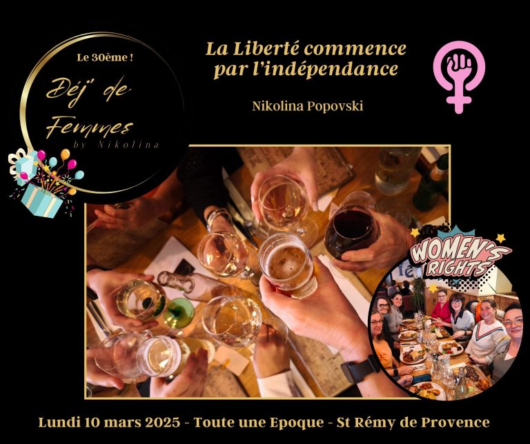Des participantes lèvent des verres lors d'un événement célébrant la liberté et l'indépendance.
