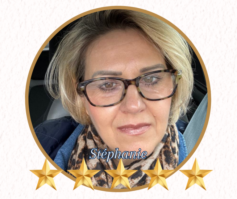 Femme Stéphanie avec des lunettes, cheveux blonds, écharpe beige, cinq étoiles en dessous.