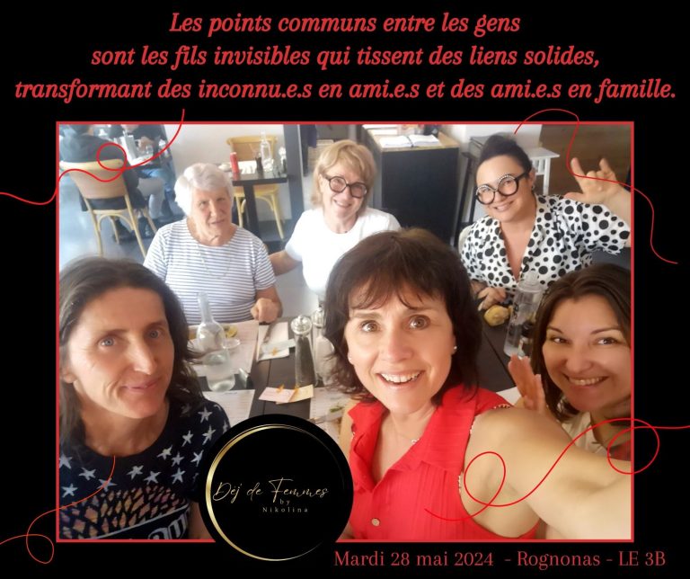 Six femmes souriantes lors d'un repas en famille, partageant un moment convivial.