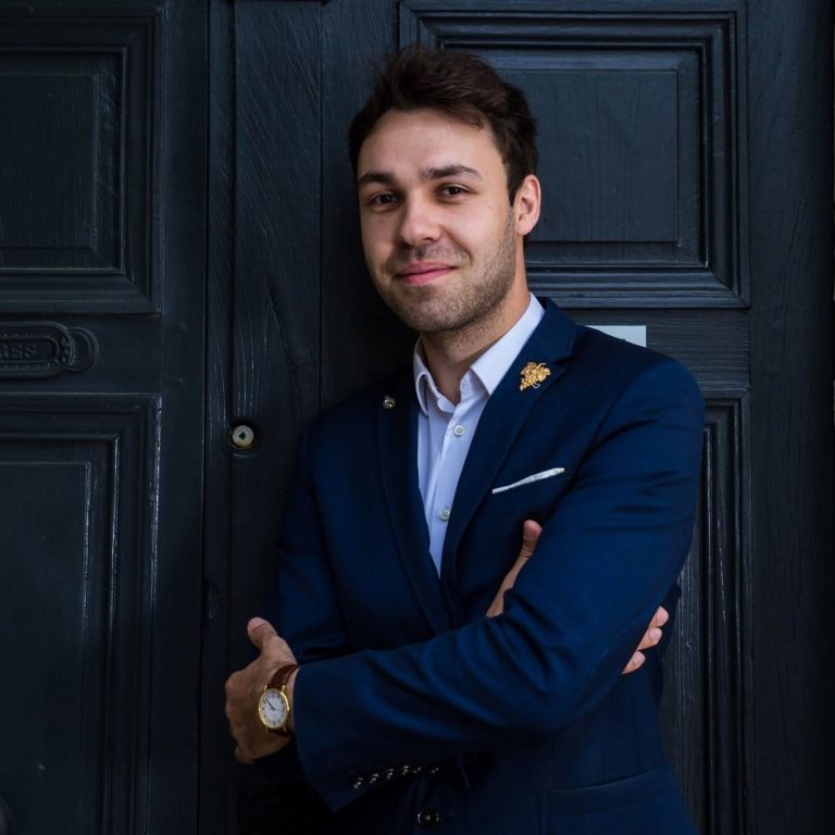 PARTENAIRE Polymathia Group Mathieu Dufraisse Sommelier souriant les bras croisés dans un costume bleu navy