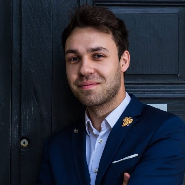 Mathieu Dufraisse - Sommelier Homme souriant habillé en costume
