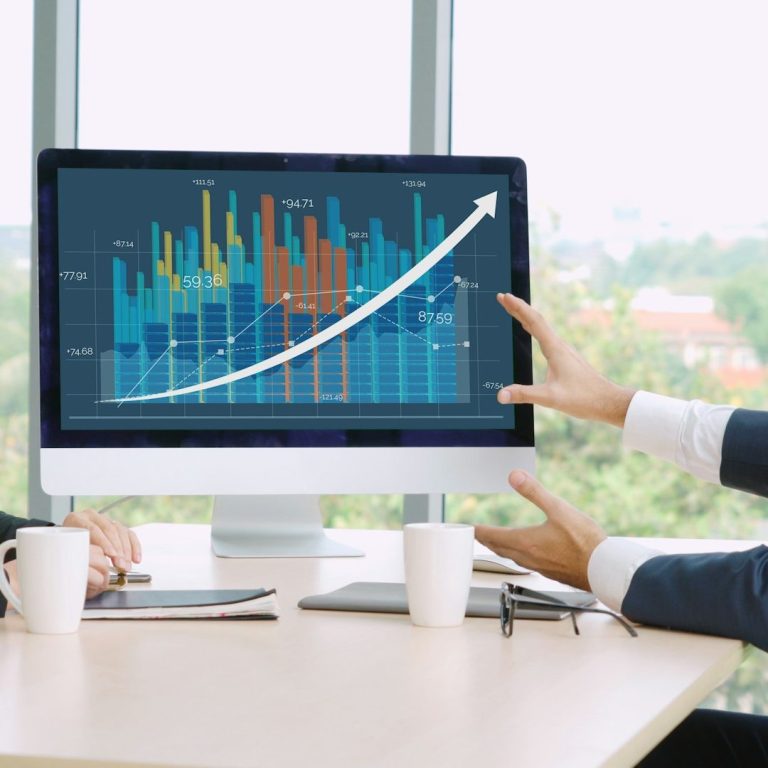 Logo Partenaire Discussion sur des graphiques de données montrant une tendance des ventes à la hausse.