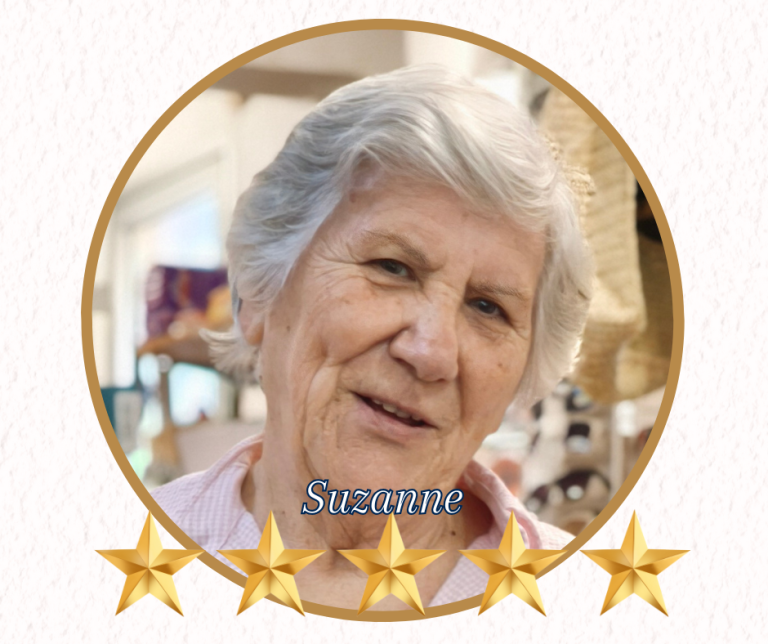 Femme 80 ans souriante avec des cheveux gris,  et 5 étoiles dorées en bas.