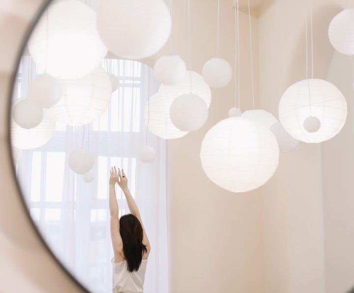 Le rendez-vous des Leaders - Workshop Un ordinateur portable affichant une réunion en ligne avec plusieurs participants et une tasse de café.