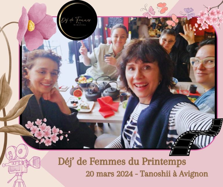 Groupe de femmes au printemps, souriantes lors d'un événement à Avignon, entourées de fleurs. Festival du Cinéma à Avignon