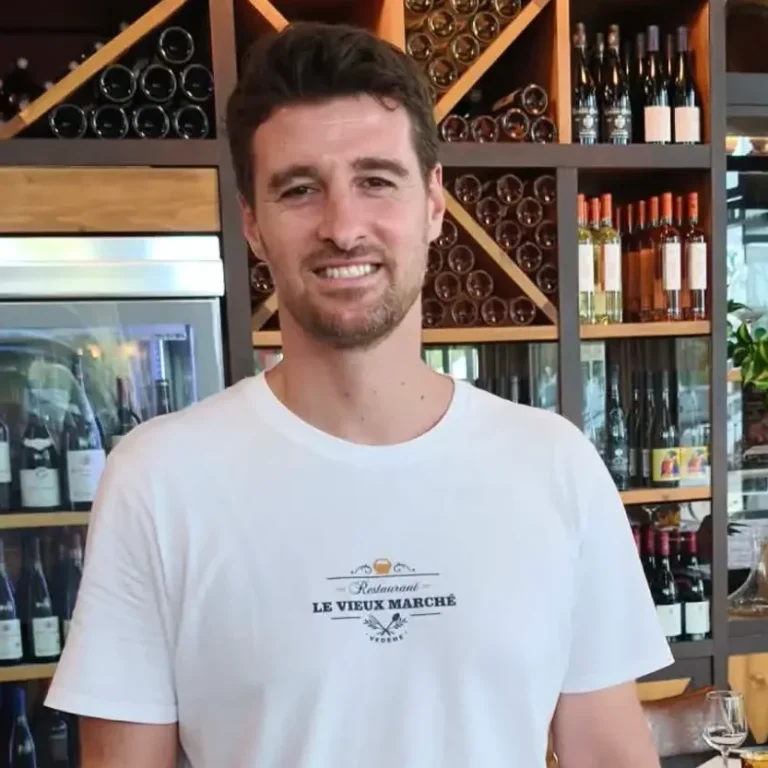 Bar à tapas avec comptoir, chaises hautes et décor rustique.