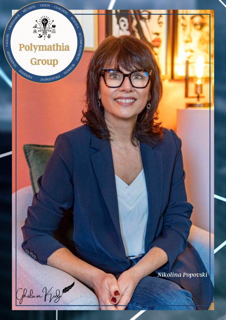 Nikolina Popovski, Femme souriante avec des lunettes, portant un blazer bleu. Master Polymath Sales Coach chez Polymathia Group 
