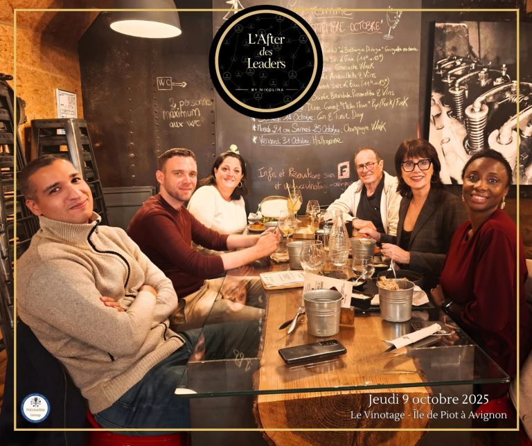 Groupe de six personnes souriantes autour d'une table sur la Péniche à vin le Vinotage sur l'Île de Piot à Avignon