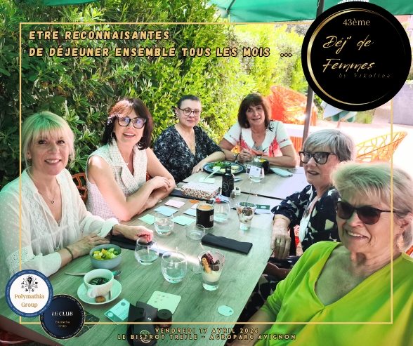 Groupe de six femmes souriantes autour d'une table en extérieur, ambiance conviviale.
