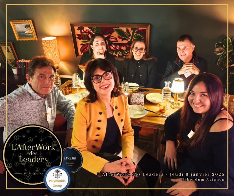 Groupe de six personnes souriantes autour d'une table d'un bar à tapas