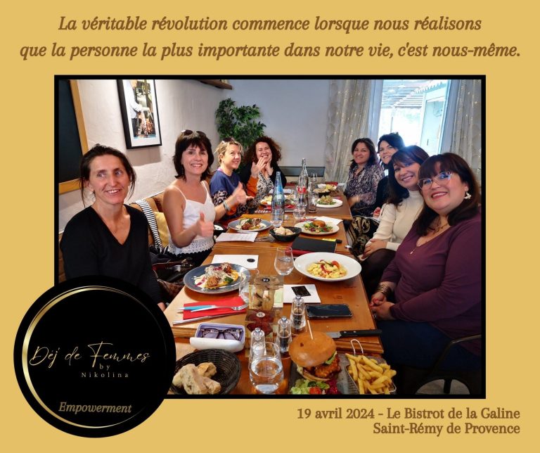 Groupe de femmes réunies autour d'une table, partageant un repas festif.
