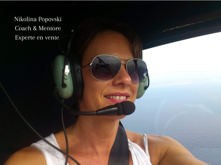 Femme pilote portant des lunettes de soleil et un casque, souriant dans un cockpit - Nikolina Popovski coach Experte en vente