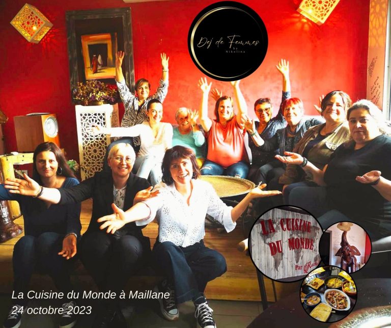Groupe de personnes souriantes levant les bras, dans un espace chaleureux et festif.