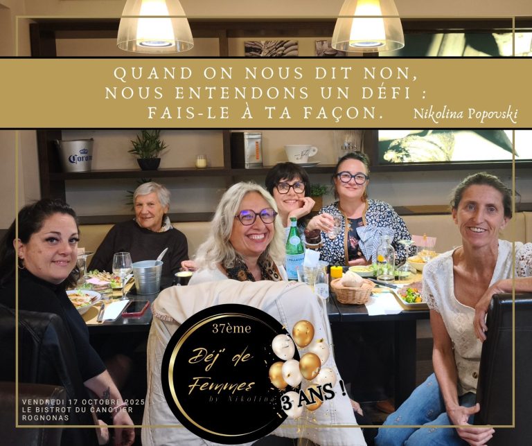 37ème Déj de Femmes  - Groupe de femmes souriantes autour d'une table festive, célébrant un moment ensemble.