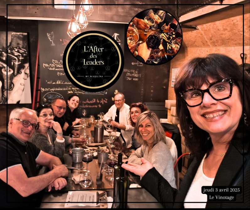 Groupe de gens souriants autour d'une table, dégustant des plats et des boissons.