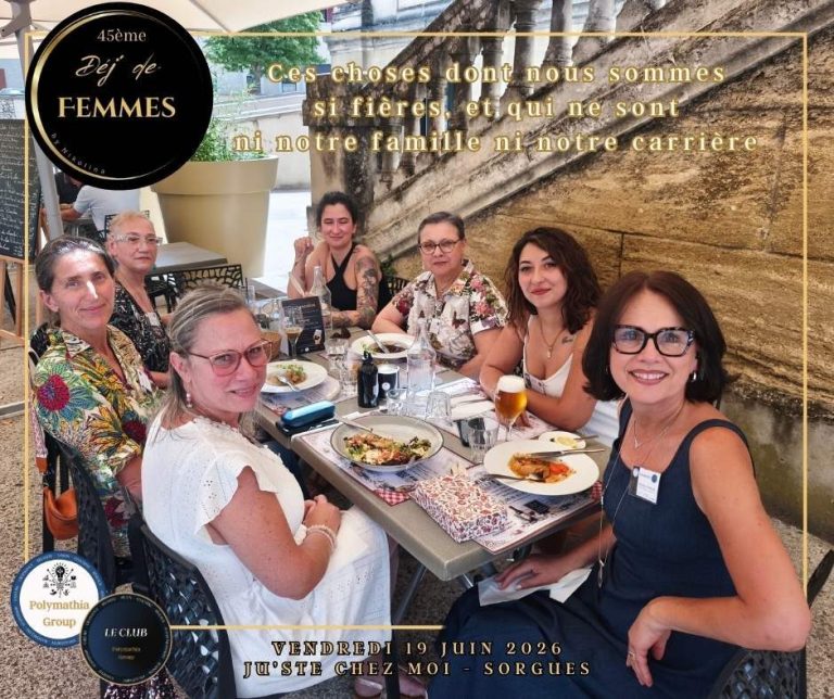 Un groupe de femmes souriantes autour d'une table, partageant un repas convivial.