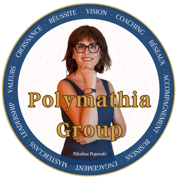 Nikolina Popovski - Femme souriante avec des lunettes, posant, entourée de mots inspirants et du logo Polymathia Group.