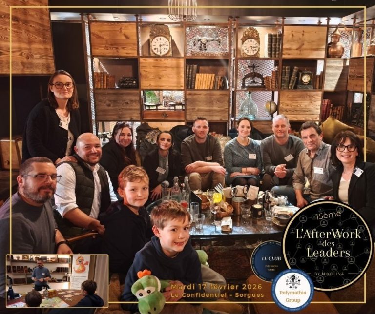 Groupe de personnes souriantes autour d'une table,pendant l'AfterWork des Leaders