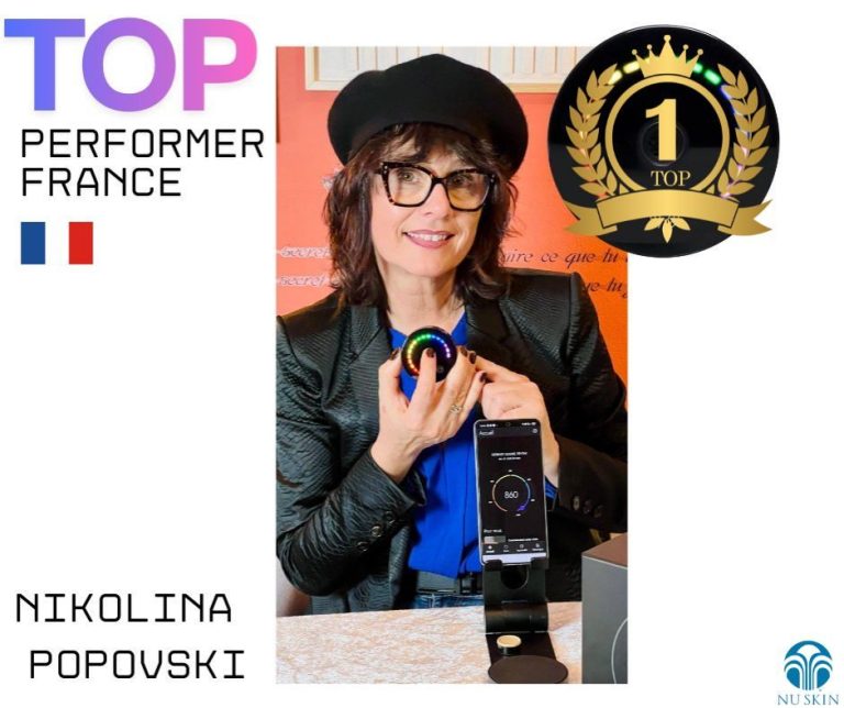 Nikolina souriante portant un chapeau, tenant le Prysm iO série limitée violet Force for Good, avec un badge "Top Performer France".